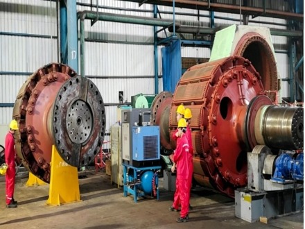 某钢厂 6500kW同步电机 粗轧上辊主电机现场检修、干冰清洗